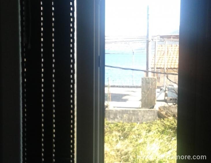 Spavaća soba i pogled iz apartmana 1c